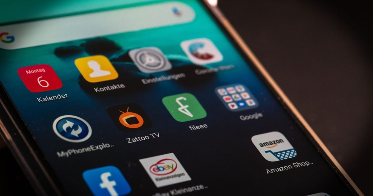 直播助手 App 主界面在手机屏幕上亮起，深色背景中绿色状态灯与推流参数面板清晰可见，营造安静专业的开播准备氛围